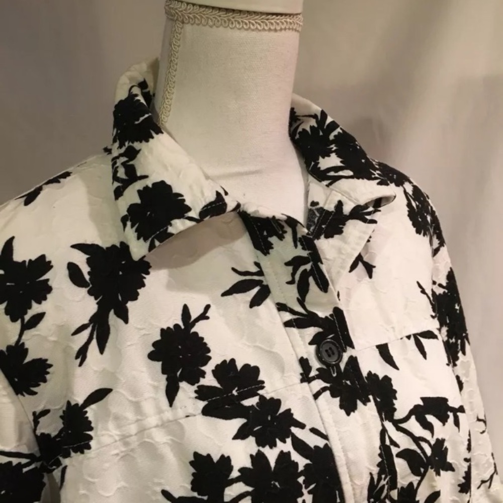 Dressbarn Blazer  SZ 14 Black and white floral